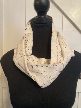 Women’s  Linen Off White and Speckled Scarf.